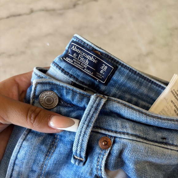 Abercrombie n fitch ripped jeans size 6 - Picture 3 of 3